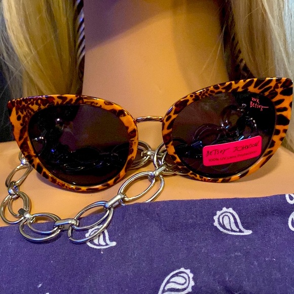 Betsey Johnson sunglasses, NWT, leopard print/design, 100% UV PROTECTION. - Picture 12 of 16